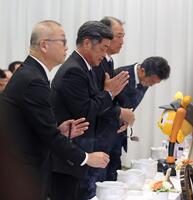 　長嶋さんの告別式に参列する工藤さん（中央）と村田さん（右から２人目）ら（読売新聞社提供）