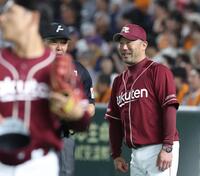 　７回、選手交代を告げた三木監督（撮影・佐々木彰尚）