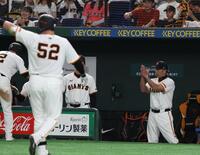 　４回、岸田の適時打で生還した吉川に拍手をする阿部監督（撮影・佐々木彰尚）