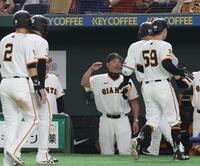 　８回、満塁弾を放った岸田を出迎える阿部監督（撮影・佐々木彰尚）