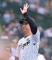 　オリックスに勝利し、ファンに手を振る藤川監督（撮影・西田忠信）