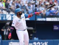 　５回、同点ソロを放つレイエス（撮影・金田祐二）