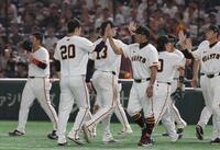 　戸郷とタッチをする阿部監督（撮影・佐々木彰尚）