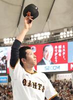 　声援に応える戸郷（撮影・佐々木彰尚）