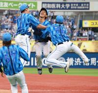 　１０回、サヨナラ打を放ち、牧らと歓喜の三森（中）＝撮影・金田祐二