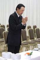 　長嶋さんの祭壇に手を合わせる篠塚さん（読売新聞社提供）