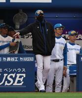 　１０回、厳しい表情で申告敬遠する新庄監督（撮影・金田祐二）