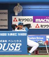 　サヨナラ負けにベンチ残りがっくりの万波（撮影・金田祐二）