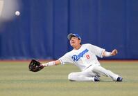 　１回ロッテ１死、寺地の左飛を好捕する大島