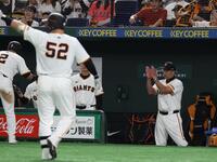 　４回、岸田の適時打で生還した吉川に拍手をする阿部監督（撮影・佐々木彰尚）