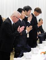 　長嶋さんの通夜に参列した井端弘和氏（左から２人目）ら＝７日（読売新聞社提供）