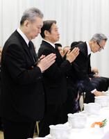 　長嶋さんの通夜に参列した鹿取義隆氏（中央）、江川卓氏（左）ら＝７日（読売新聞社提供）