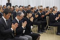 　長嶋さんの告別式で祭壇に手を合わせる（手前左から）長男の一茂さん、巨人軍の山口オーナー、喪主で次女の三奈さん（読売新聞社提供）