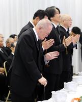 　長嶋さんの通夜に参列した張本勲氏（手前）ら＝７日（読売新聞社提供）