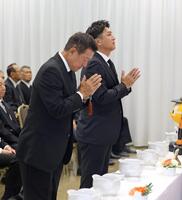 　長嶋さんの告別式に参列した原さん（左）と高橋さん（読売新聞社提供）