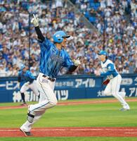 　１０回、サヨナラ打を放ち喜ぶ三森（撮影・金田祐二）