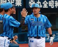 　２回、先制ソロを放ちナインに迎えられる筒香（撮影・金田祐二）