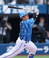 　６回、右越えソロを放つ牧（撮影・金田祐二）