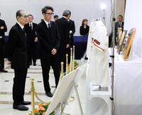 　通夜・告別式の会場に展示されたゆかりの品を見る巨人ＯＢの王貞治氏、元木大介氏＝７日（読売新聞社提供）
