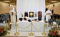 　長嶋さんの通夜・告別式の会場に展示されたゆかりの品＝７日（読売新聞社提供）