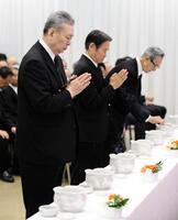 　長嶋さんの通夜に参列した（左から）江川卓氏、鹿取義隆氏ら＝７日（読売新聞社提供）