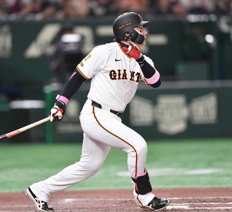 　６回、右越えソロを放つ代打丸（撮影・開出牧）