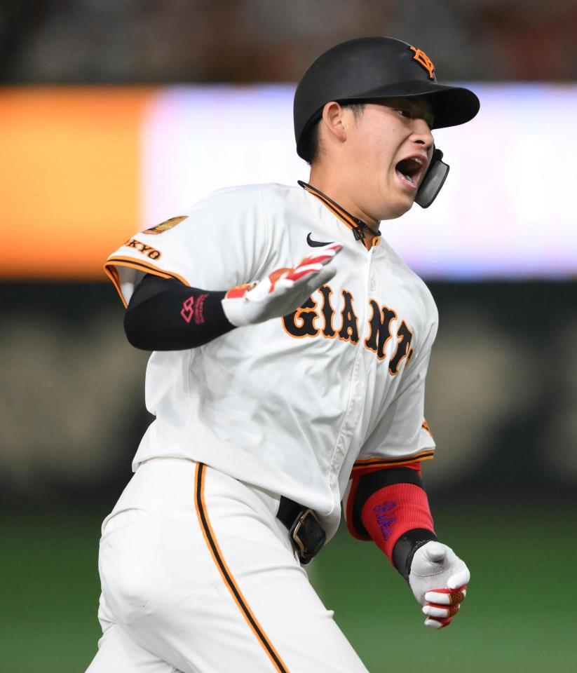 　６回、ソロを放ち雄たけびをあげる増田陸（撮影・堀内翔）