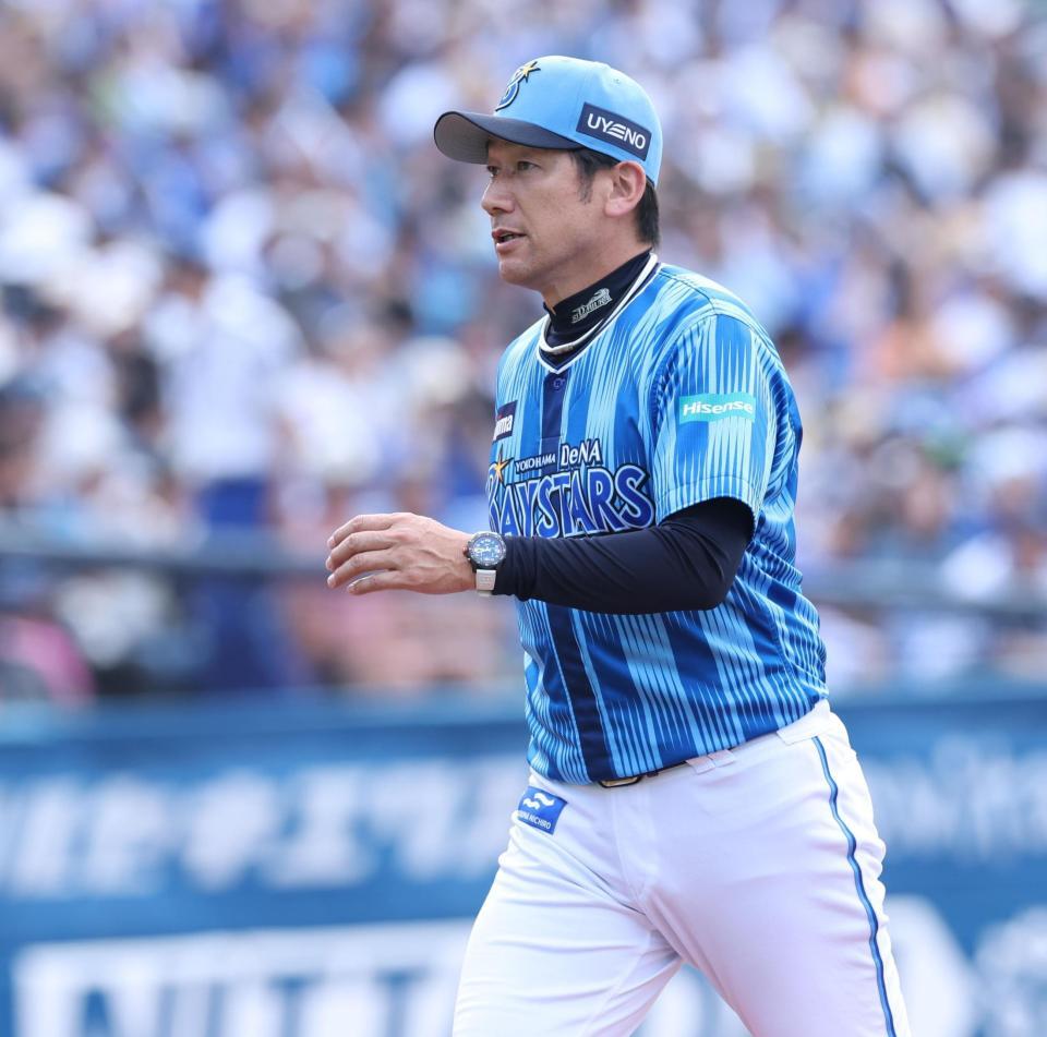 　厳しい表情の三浦監督（撮影・金田祐二）