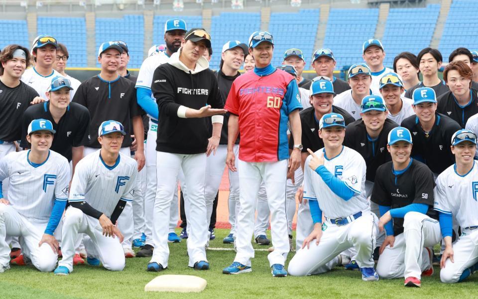 　還暦を迎えた八木打撃コーチを祝う新庄監督ら日本ハムナイン（撮影・金田祐二）