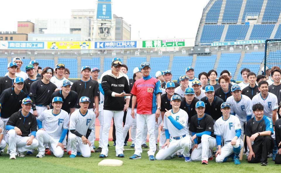 　還暦を迎えた八木打撃コーチを祝う新庄監督ら日本ハムナイン（撮影・金田祐二）