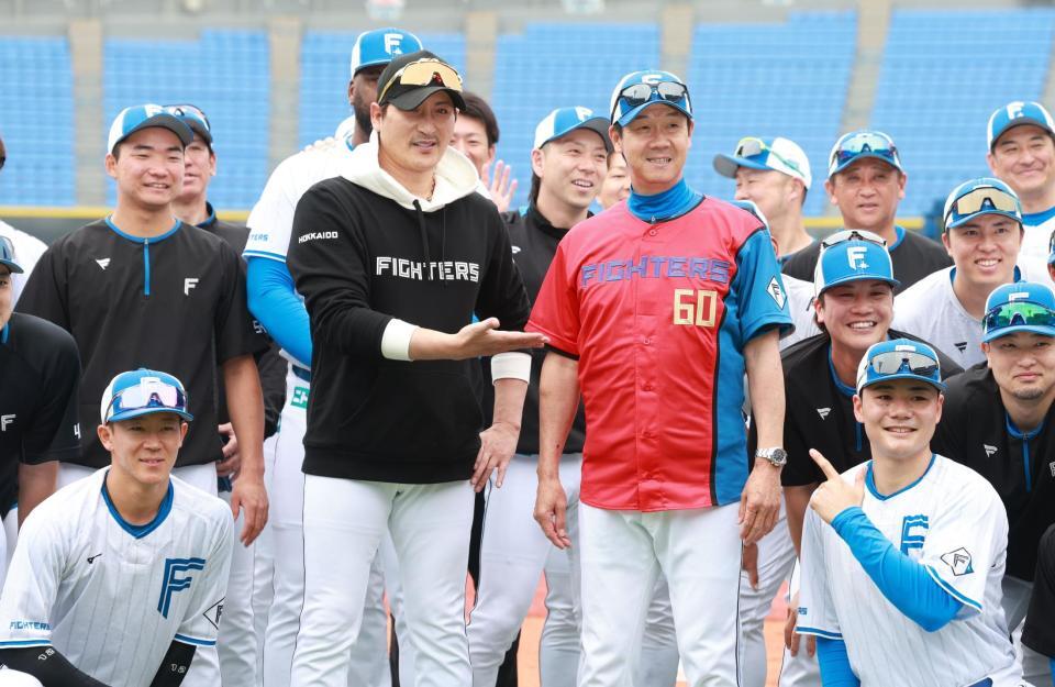 　還暦を迎えた八木打撃コーチを祝う新庄監督ら日本ハムナイン（撮影・金田祐二）