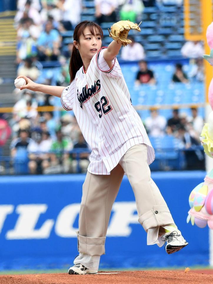 　華麗なフォームで投球する宇垣美里（撮影・佐藤厚）