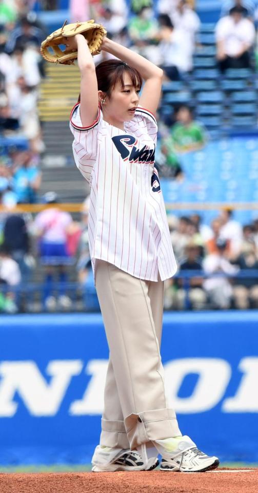 　華麗なフォームで投球する宇垣美里（撮影・佐藤厚）