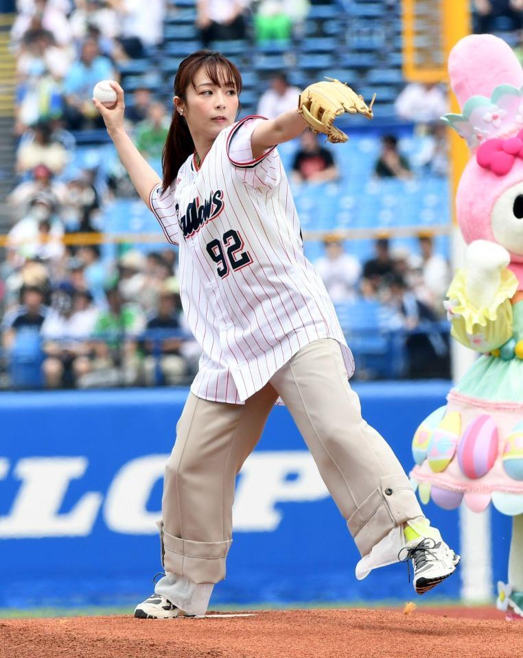 　ファーストピッチセレモニーに登場した宇垣美里