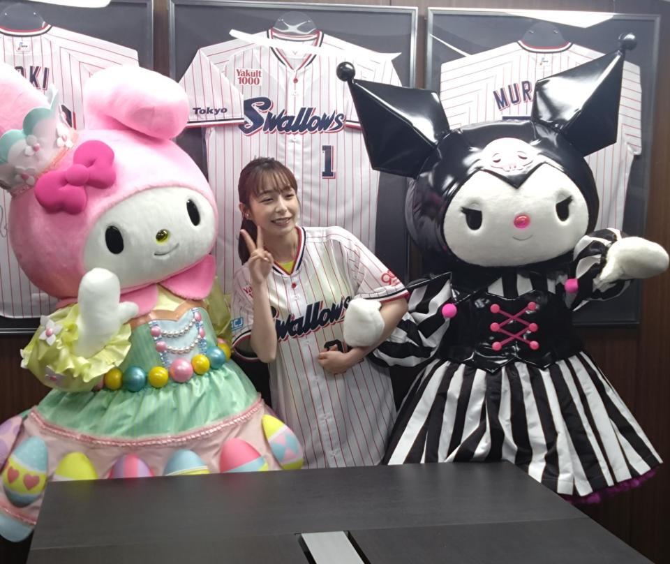 　マイメロディ、クロミとともに記念撮影する宇垣美里（中央）