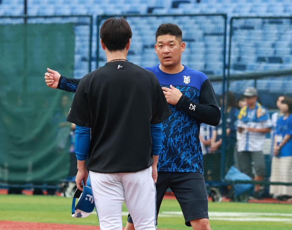 　松本剛（手前）に打撃指導する筒香（撮影・金田祐二）