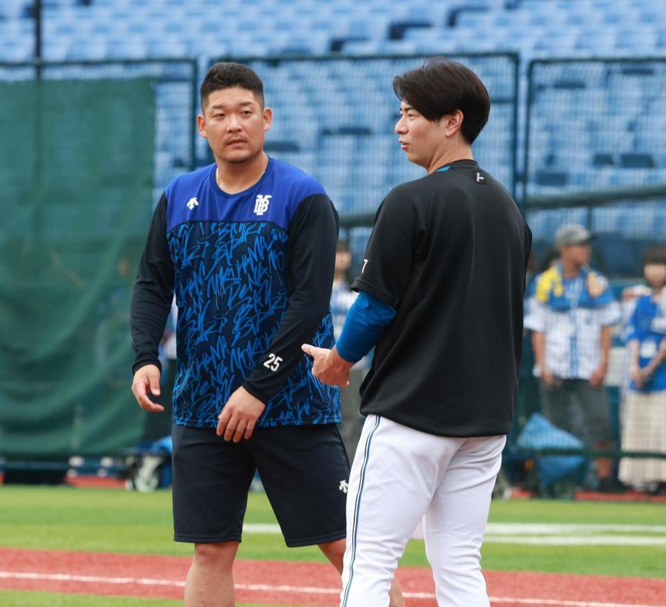 　松本剛（右）に打撃指導する筒香（撮影・金田祐二）