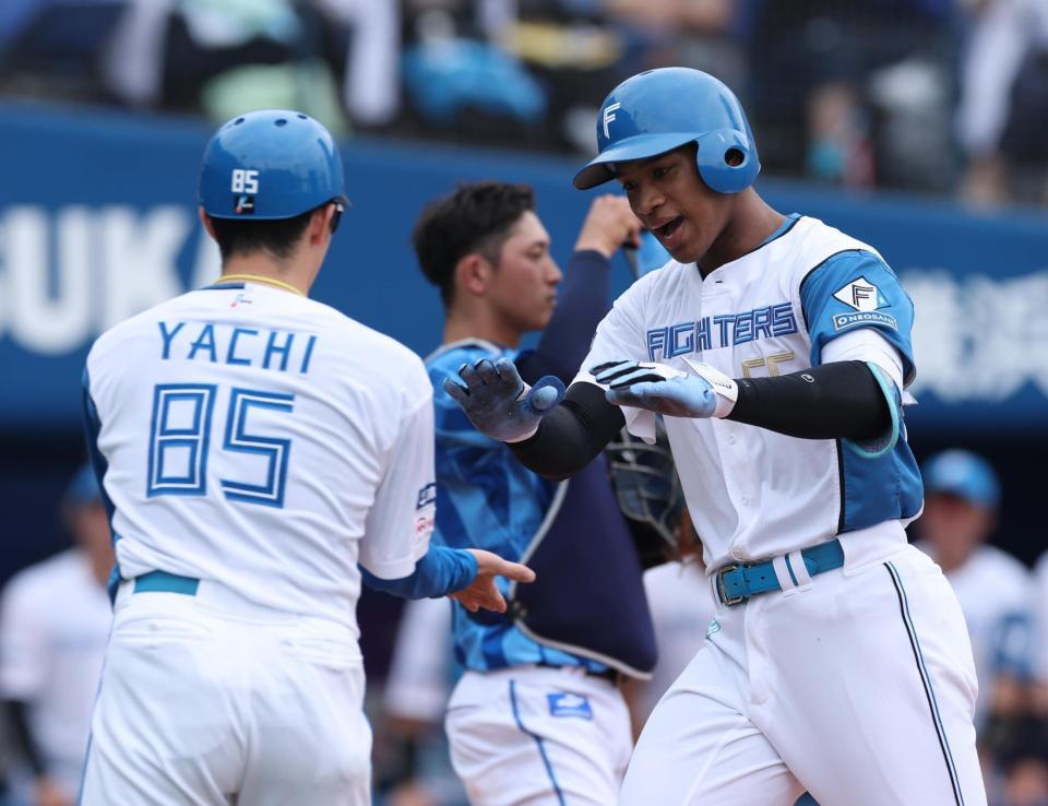 　５回、勝ち越しソロを放ち生還する万波（撮影・金田祐二）