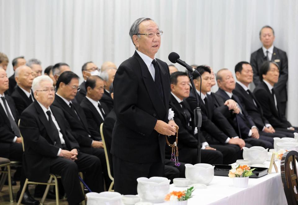 　長嶋さんの通夜で弔辞を述べる堀内恒夫氏＝７日（読売新聞社提供）
