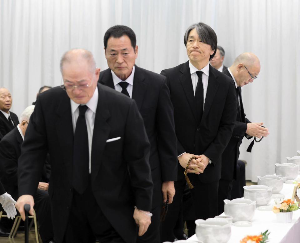 　長嶋さんの通夜に参列した（手前から）張本勲氏、中畑清氏、松井秀喜氏、落合博満氏＝７日（読売新聞社提供）