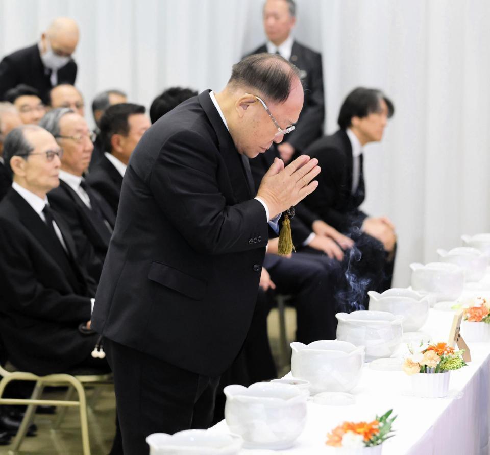 　長嶋さんの通夜に参列した燦燦会の御手洗会長＝７日（読売新聞社提供）