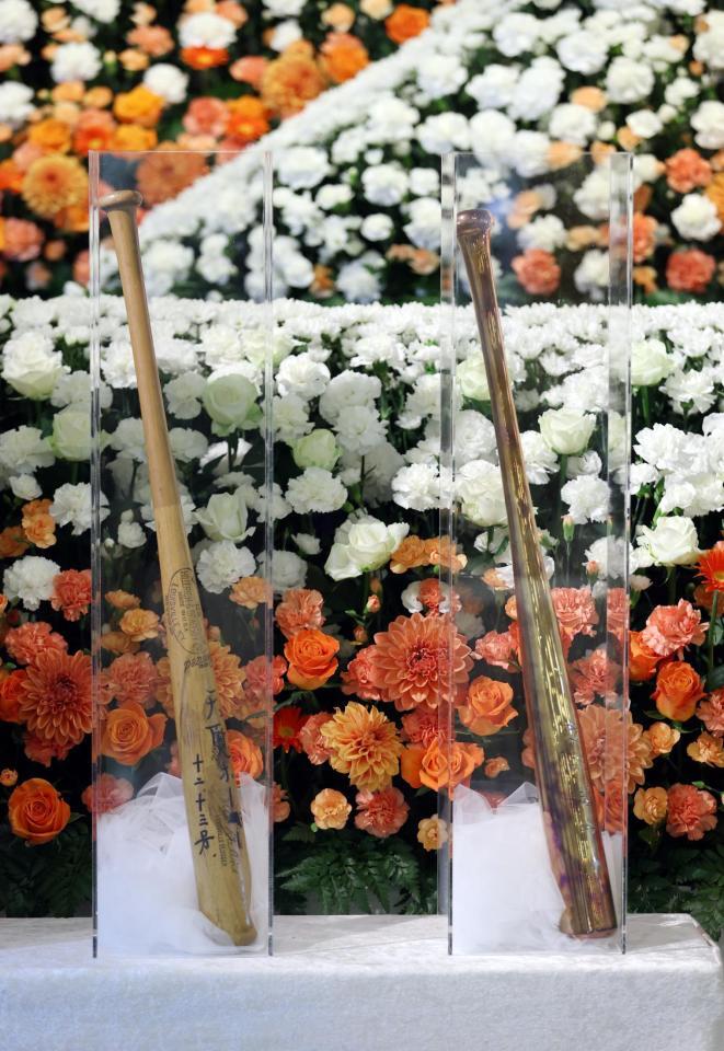 　長嶋さんの告別式で祭壇に飾られた記念のバット（読売新聞社提供）
