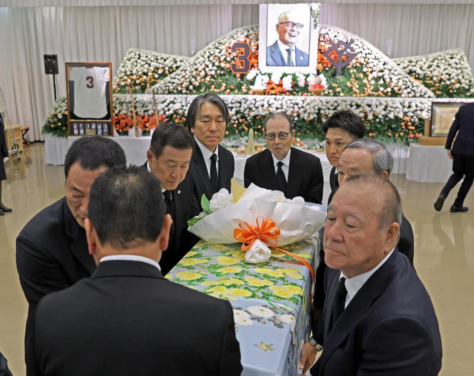 　長嶋さんのひつぎを運ぶ（左から時計回りに）中畑さん、原さん、松井さん、王さん、高橋さん、堀内さん、柴田さんら（読売新聞社提供）