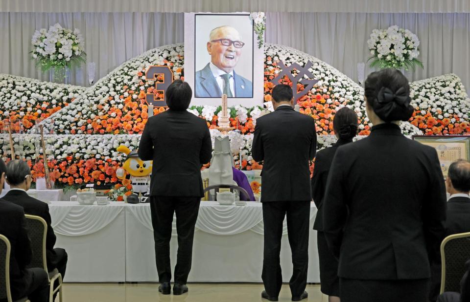 　告別式で長嶋さんの遺影が飾られた祭壇（読売新聞社提供）