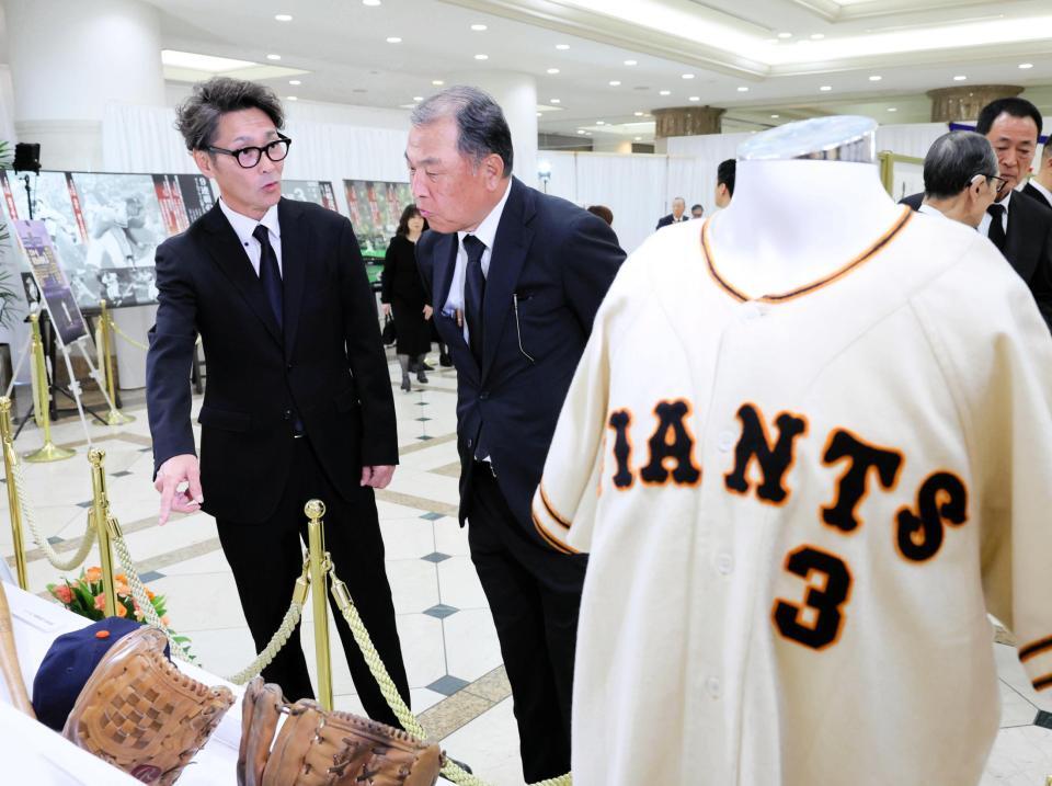 　長嶋さんの通夜・告別式の会場に設けられたゆかりの品を見る（左から）元木大介氏、村田真一氏ら＝７日（読売新聞社提供）