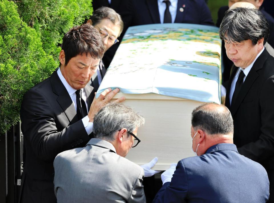 　自宅から運び出される、長嶋茂雄さんのご遺体を納めた棺を支える一茂さん（左）＝７日（読売新聞社提供）