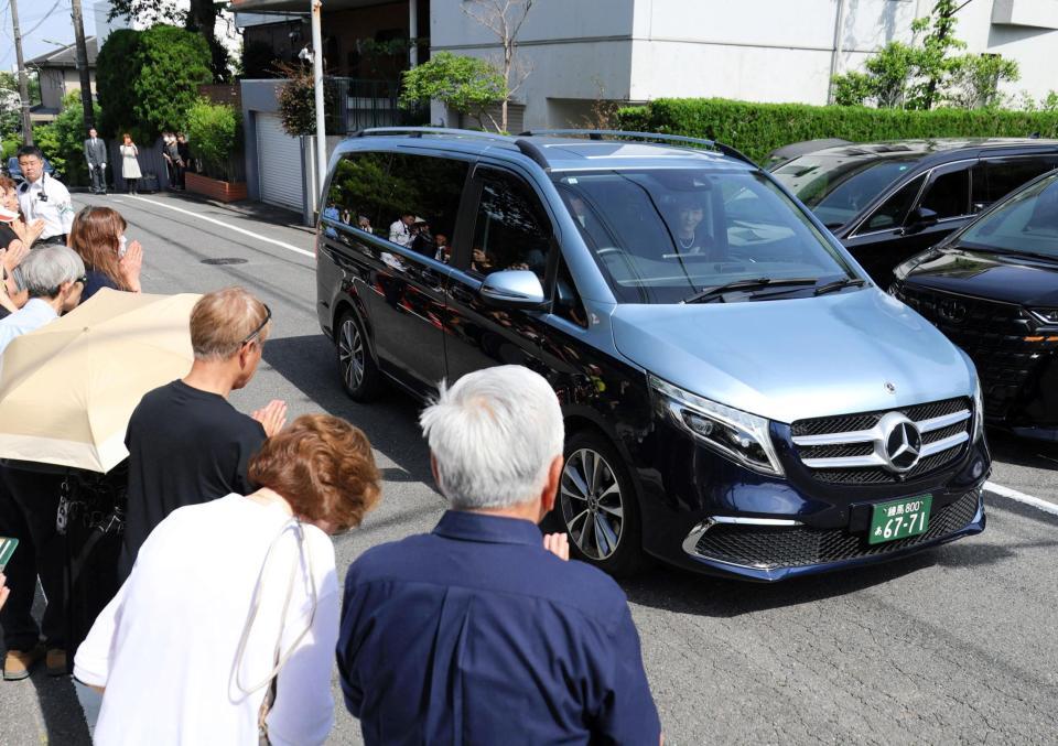 　自宅を出発する長嶋茂雄さんのご遺体を乗せた車両＝７日（読売新聞社提供）