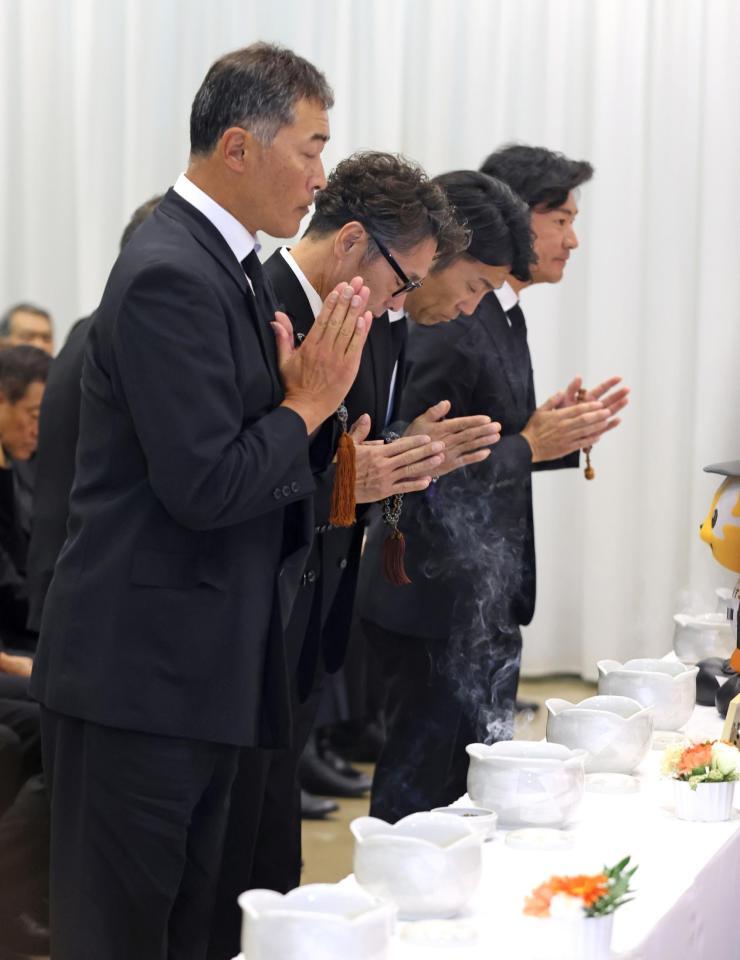　長嶋さんの告別式に参列した（右から）高橋尚成さん、清水さん、元木さんら（読売新聞社提供）