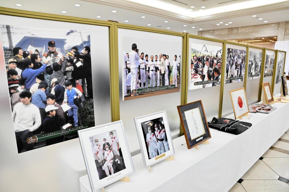　長嶋さんの通夜・告別式の会場に展示された写真やゆかりの品＝７日（読売新聞社提供）