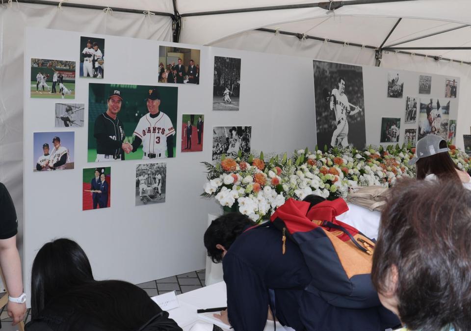 　記帳をするファン（撮影・佐々木彰尚）